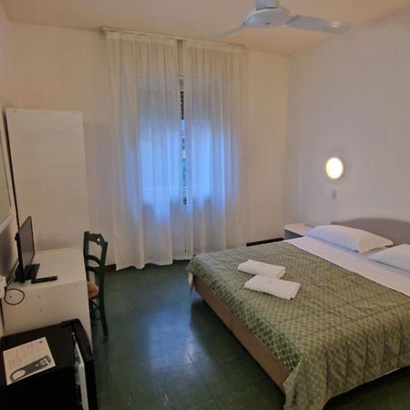 Hotel Sorriso Бренцоне сул Гарда Екстериор снимка