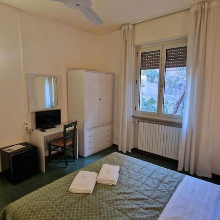 Hotel Sorriso Бренцоне сул Гарда Екстериор снимка