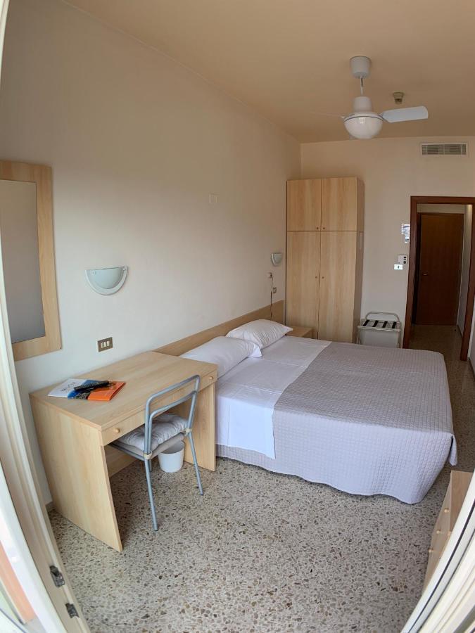 Hotel Sorriso Бренцоне сул Гарда Екстериор снимка