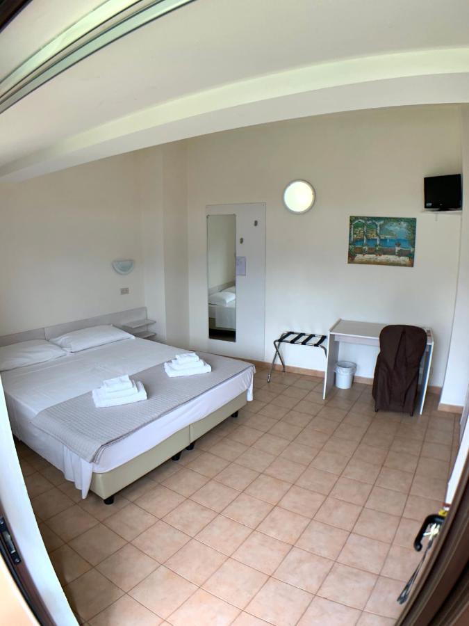 Hotel Sorriso Бренцоне сул Гарда Екстериор снимка