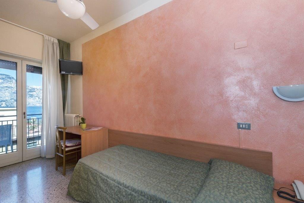 Hotel Sorriso Бренцоне сул Гарда Екстериор снимка