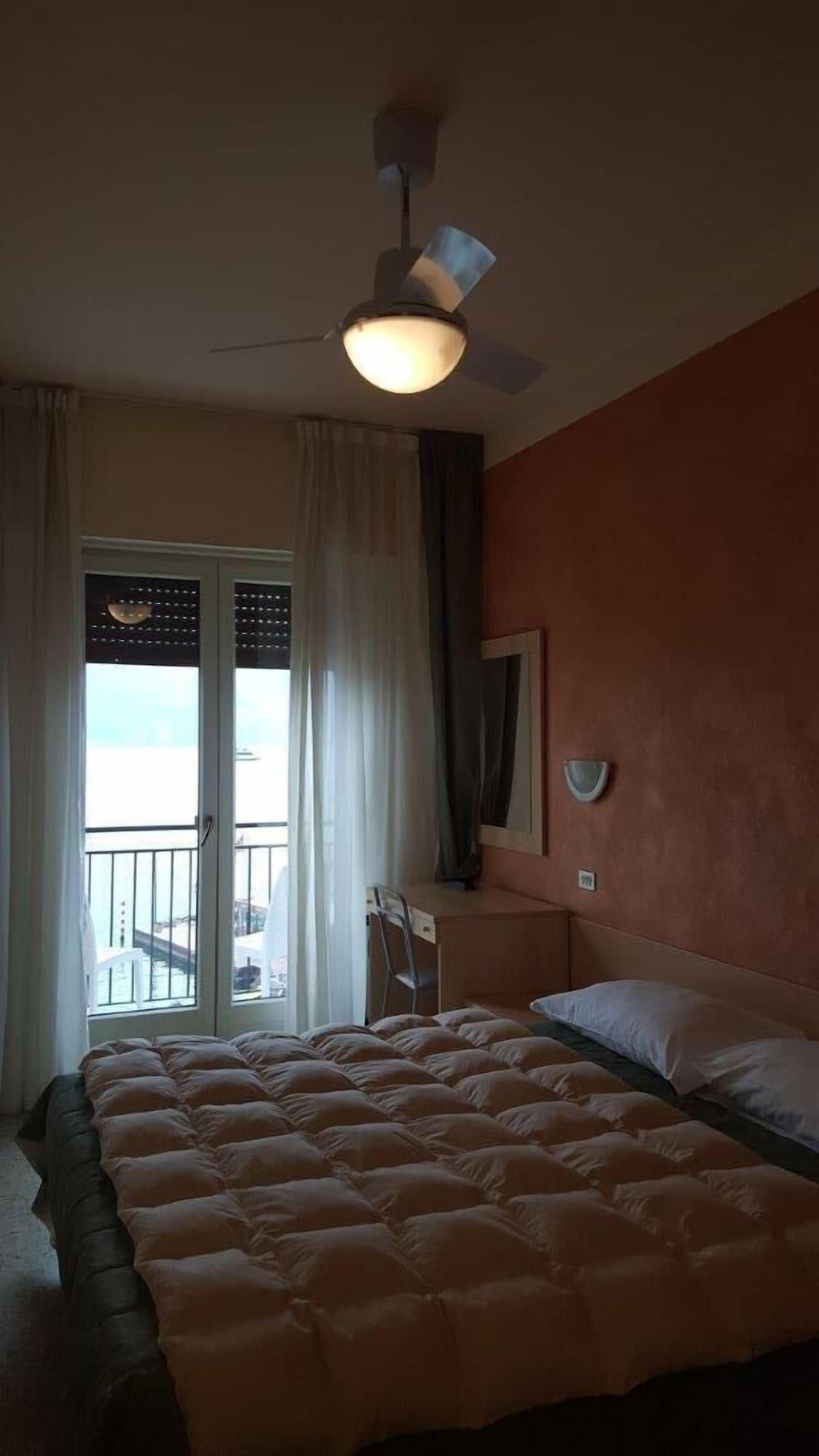 Hotel Sorriso Бренцоне сул Гарда Екстериор снимка