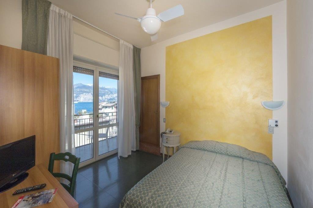 Hotel Sorriso Бренцоне сул Гарда Екстериор снимка