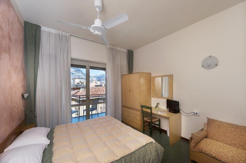 Hotel Sorriso Бренцоне сул Гарда Екстериор снимка