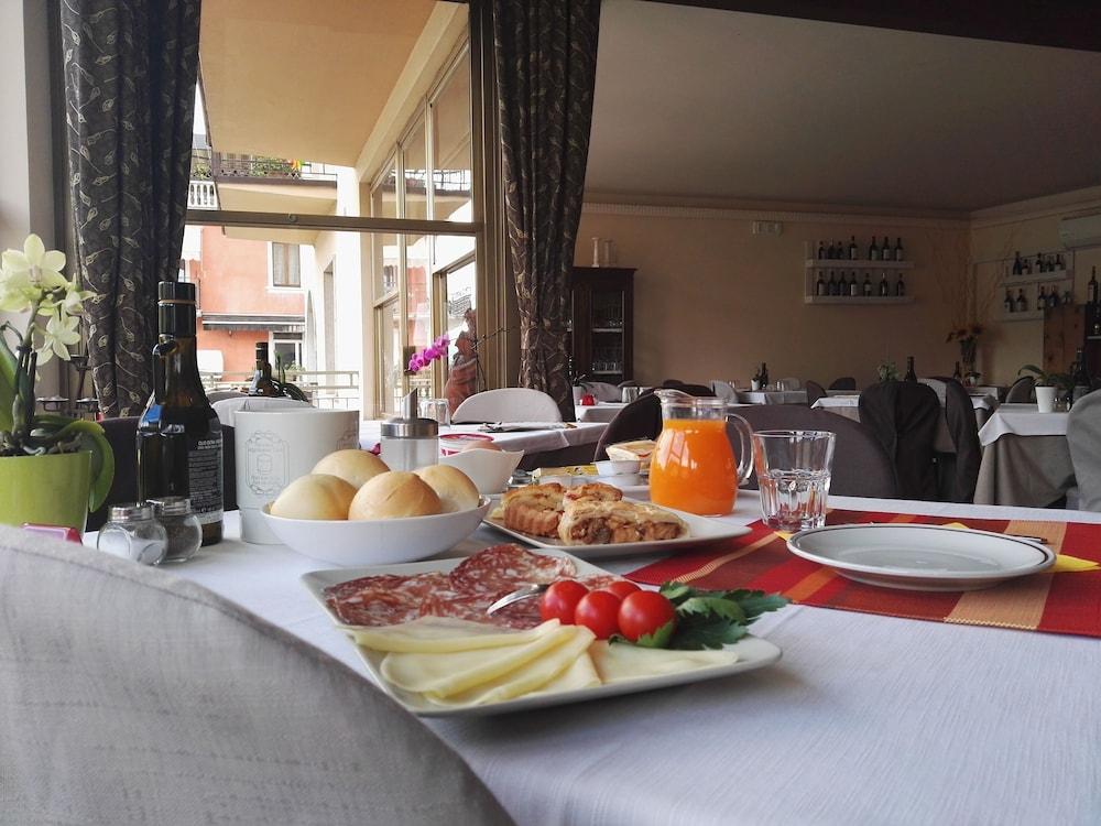 Hotel Sorriso Бренцоне сул Гарда Екстериор снимка