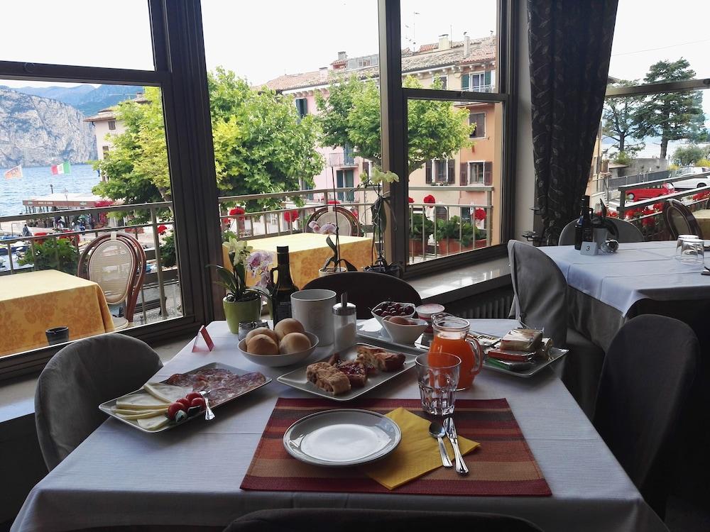 Hotel Sorriso Бренцоне сул Гарда Екстериор снимка