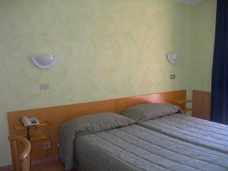 Hotel Sorriso Бренцоне сул Гарда Екстериор снимка