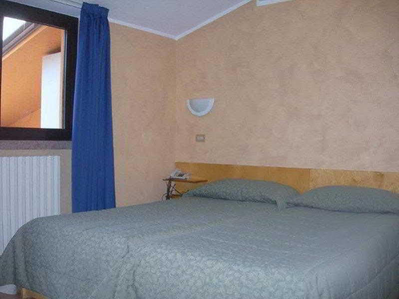 Hotel Sorriso Бренцоне сул Гарда Екстериор снимка
